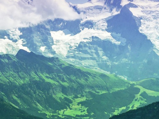 Suisse : Voyage Éthéré au Cœur des Alpes - Entre Vallées Émeraude et Cimes Enneigées