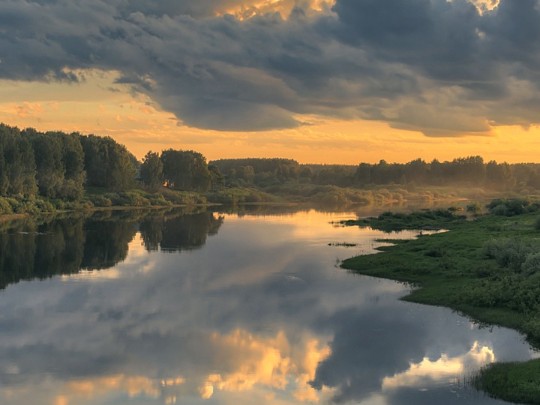 Lời bài hát: Twilight Reflections: A Journey Along the River