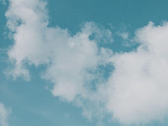 A Beleza Simples do Céu Azul: Um Convite à Reflexão e Esperança