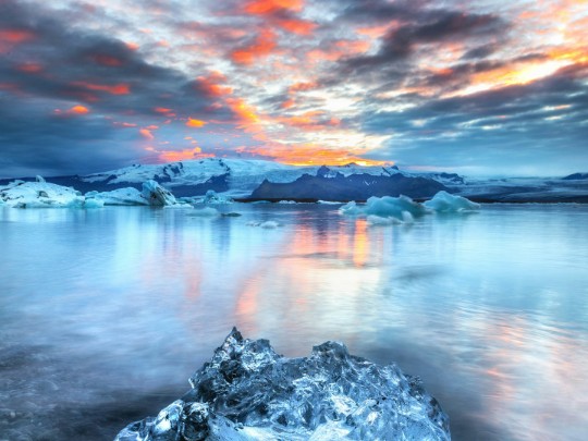 Dove il ghiaccio incontra il fuoco: una luce del tramonto sui ghiacciai artici