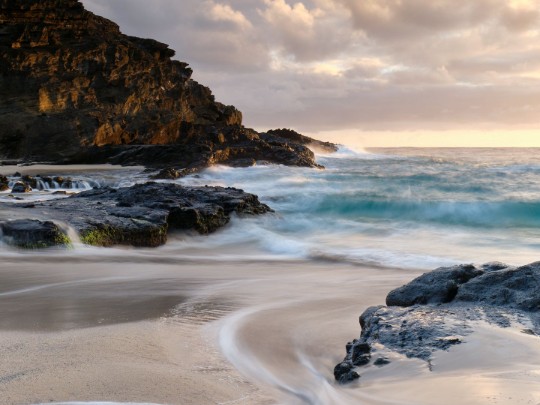 Atardecer Mágico: Playa Rocosa y Olas Doradas Impresionan - estilo de vida news from xants.net