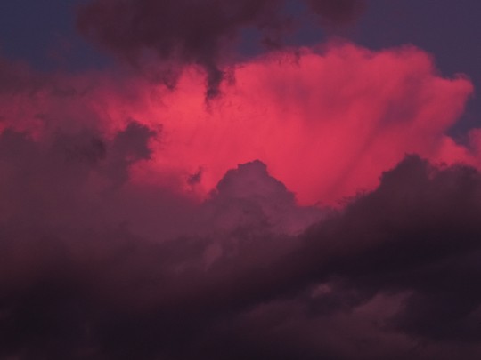 Cielos pintados: Dónde las nubes se encuentran con el brillo del atardecer