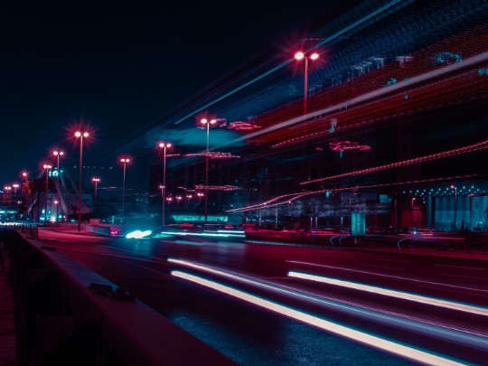 Maravillas Nocturnas: Capturando la Magia de las Luces de la Ciudad y las Impresionantes Rutas de Luz