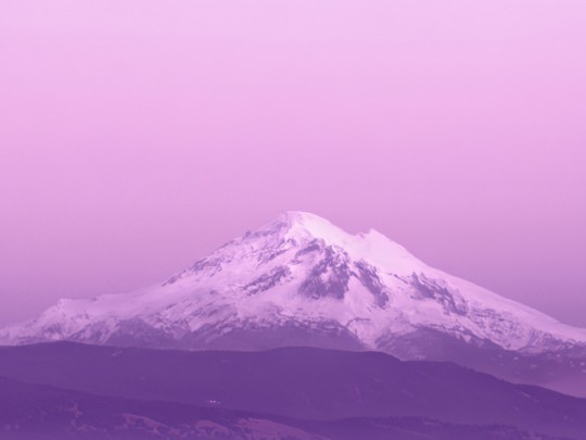 Deslumbrante Pôr do Sol na Montanha Coberta de Neve: Um Espectáculo Natural