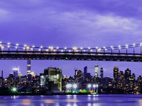 A Beleza Hipnotizante das Luzes da Cidade: Uma Ode aos Skylines e Pontes Iluminadas
