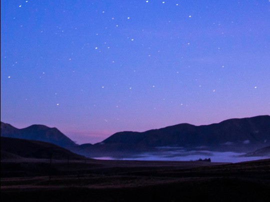 A Beleza Cósmica nas Montanhas: Uma Experiência Inesquecível Sob as Estrelas