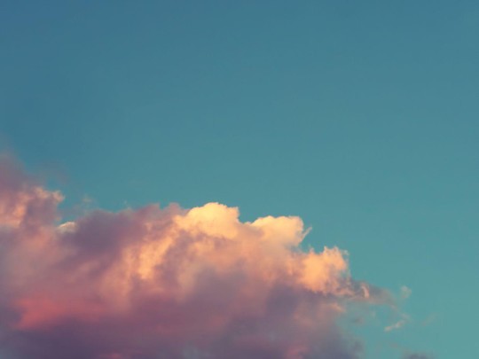 Atemberaubende Farbenpracht am Himmel: Wenn bunte Wolken den klaren Himmel küssen