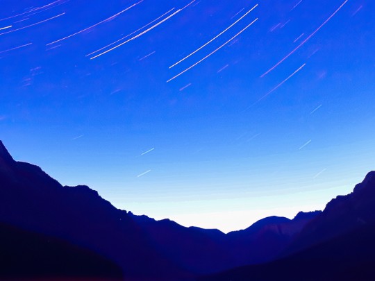 Noite Mágica à Beira do Lago: Uma Imersão no Céu Estrelado