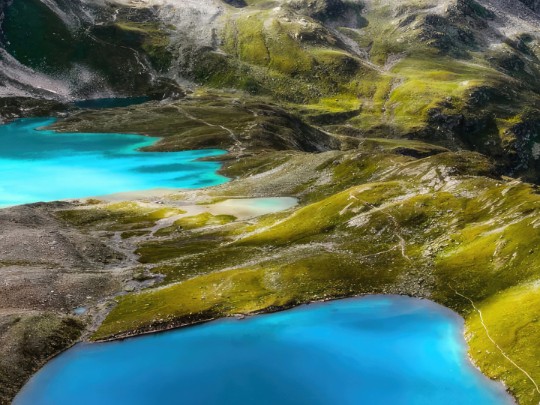 Discover the Awe-Inspiring Turquoise Lakes and Mountainous Landscapes