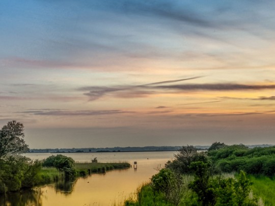 Golden Hour Serenity: A Sunset Reflection on River Bay - Lifestyle news