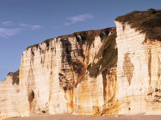 Serenity by the Sea: White Cliffs and Soothing Waves