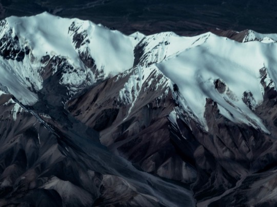 Majesté en blanc : explorer l'allure des montagnes couvertes de neige