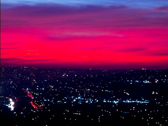 La Magie de l'Heure Dorée : Quand le Coucher de Soleil Illumine la Ville (fr-FR)