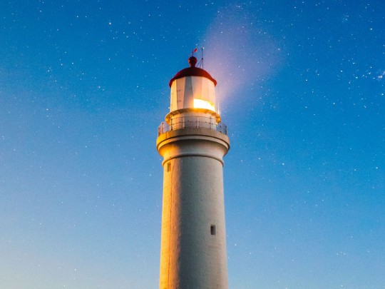Beacon of Hope: A Starry Sky Lighthouse and the Warmth of Night - Lifestyle news