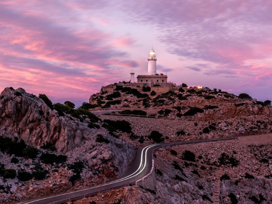 La Route du Crépuscule et le Phare : Une Échappée Enchanteresse au Cœur du Paysage