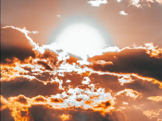 L'Heure Dorée : Nuages Orangés Illuminent le Ciel - mode de vie news from xants.net