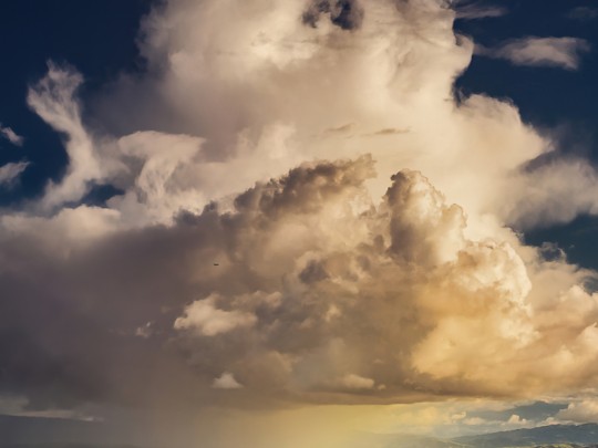 Sospirazioni di Emerald e Sky: un momento tra le colline