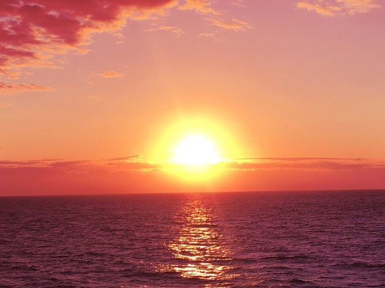Magischer Sonnenuntergang am Meer: Ein Farbenspiel für die Seele