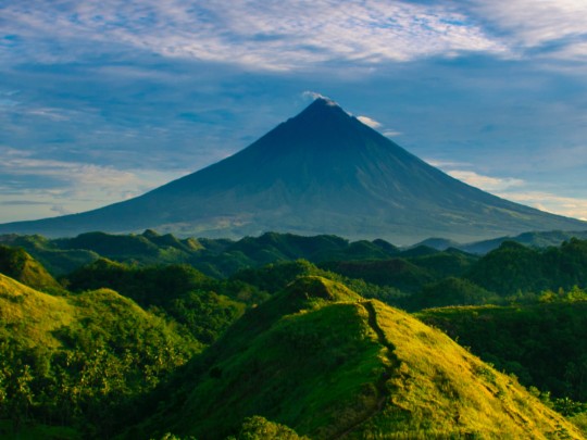 Où le feu rencontre l'émeraude: explorer la majesté des paysages volcaniques et des collines vertes