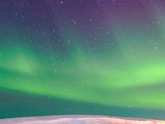 Danzando luces por encima de los picos: persiguiendo la aurora en las montañas nevadas