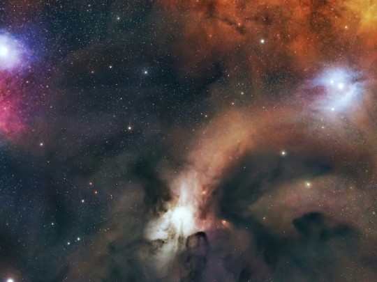 Esplosioni di Colore nel Cosmo: Nebulose e la Mirabile Abbondanza Stellare