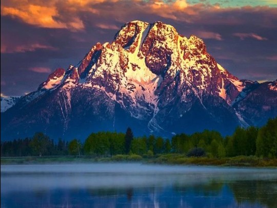Reflejos de Paz: Descubre la Serenidad Escondida en los Espejos de Agua de las Montañas Nevadas