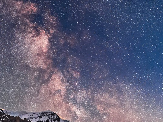Nuits Étoilées en Montagne : L'Expérience Magique où Neige et Voie Lactée se Rencontrent