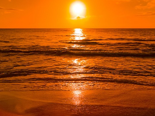 Atardecer Naranja Ilumina el Mar: Espectáculo en la Costa - estilo de vida news from xants.net