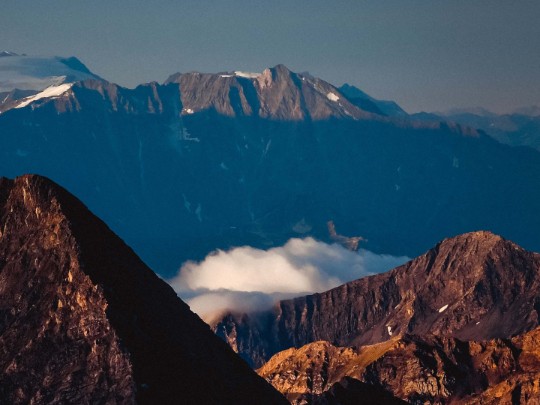 Os sussurros dos picos: onde as montanhas se encontram com nuvens e névoas
