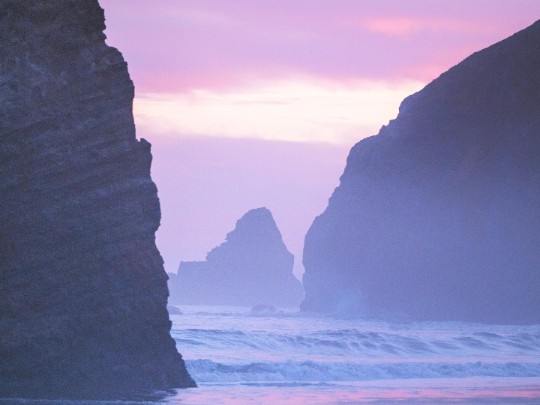 O Espetáculo Dourado do Pôr do Sol: Um Momento Mágico na Praia