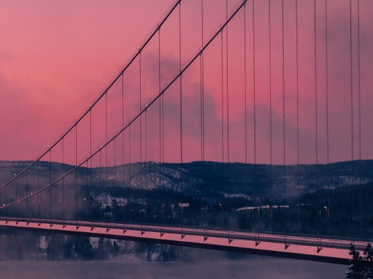 Twilight Bridge: Un Mistero Sospeso tra Cielo e Acqua