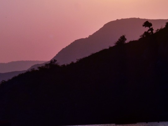 A Beleza Melancólica da Solidão: Um Barco ao Pôr do Sol