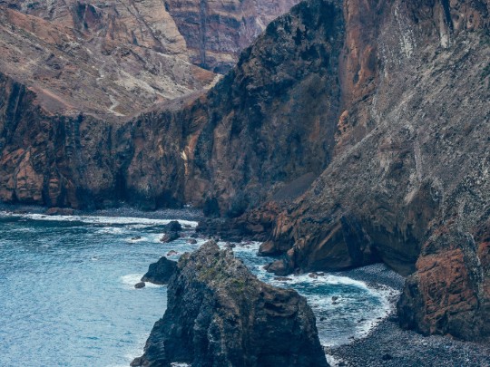 Espectáculo Natural Inolvidable: Descubre la Majestuosidad de los Acantilados y Arrecifes Costeros