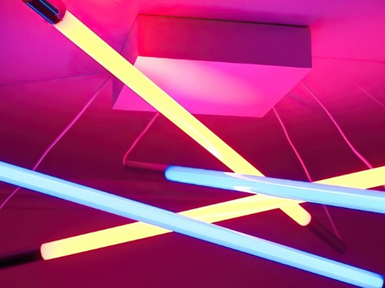 Sắc Màu Kỳ Diệu: Khi Ống Neon Rực Rỡ 'Đọ' Với Nền Tím Mộng Mơ
