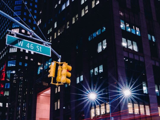 Manhattan la Nuit : Une Promenade Enchanteresse sur la 46e Rue Ouest