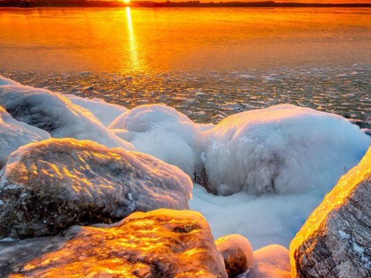 Spectacular Ice Rocks Glow in the Sunset: A Moment of Natural Beauty - Lifestyle news