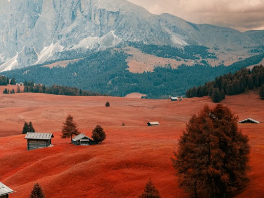 Fuga dalla Città: Scopri la Bellezza Tranquilla di Montagne e Campagna Italiana