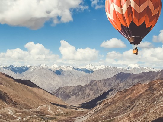 Khám Phá Vùng Thung Lũng Xanh Mát Từ Góc Nhìn Độc Đáo: Trải Nghiệm Bay Khinh Hành Không Thể Bỏ Lỡ!