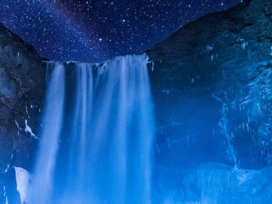 Wo Sterne Wasser küssen: Eine Symphonie von Sternenhimmel und Wasserfall