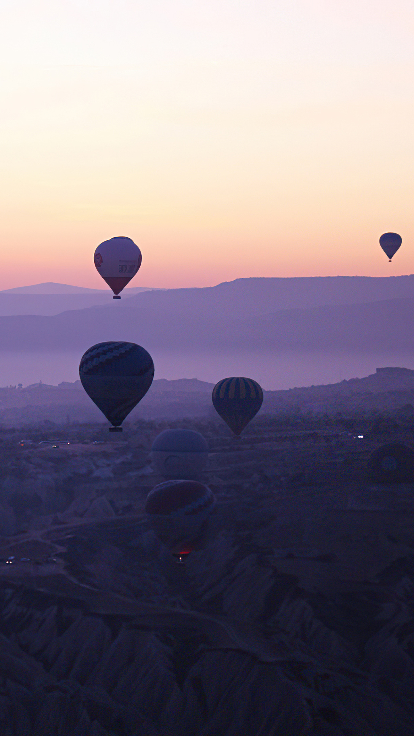 Magia en las Alturas: Aventura en Globo Aerostático al Amanecer entre las Montañas
