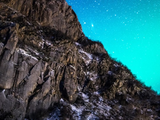 Nocne Cudo Skał: Zakochaj się w Gwiazdach nad Rocky Mountain
