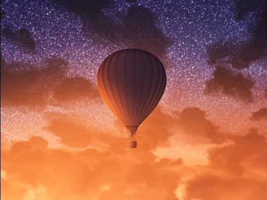 Magia no Céu: Balão de Ar Quente Flutua Sobre Floresta Encantada ao Entardecer
