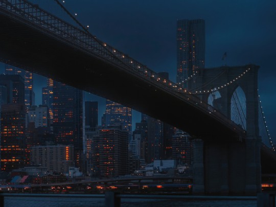 Steel and Starlight: Um abraço noturno da cidade