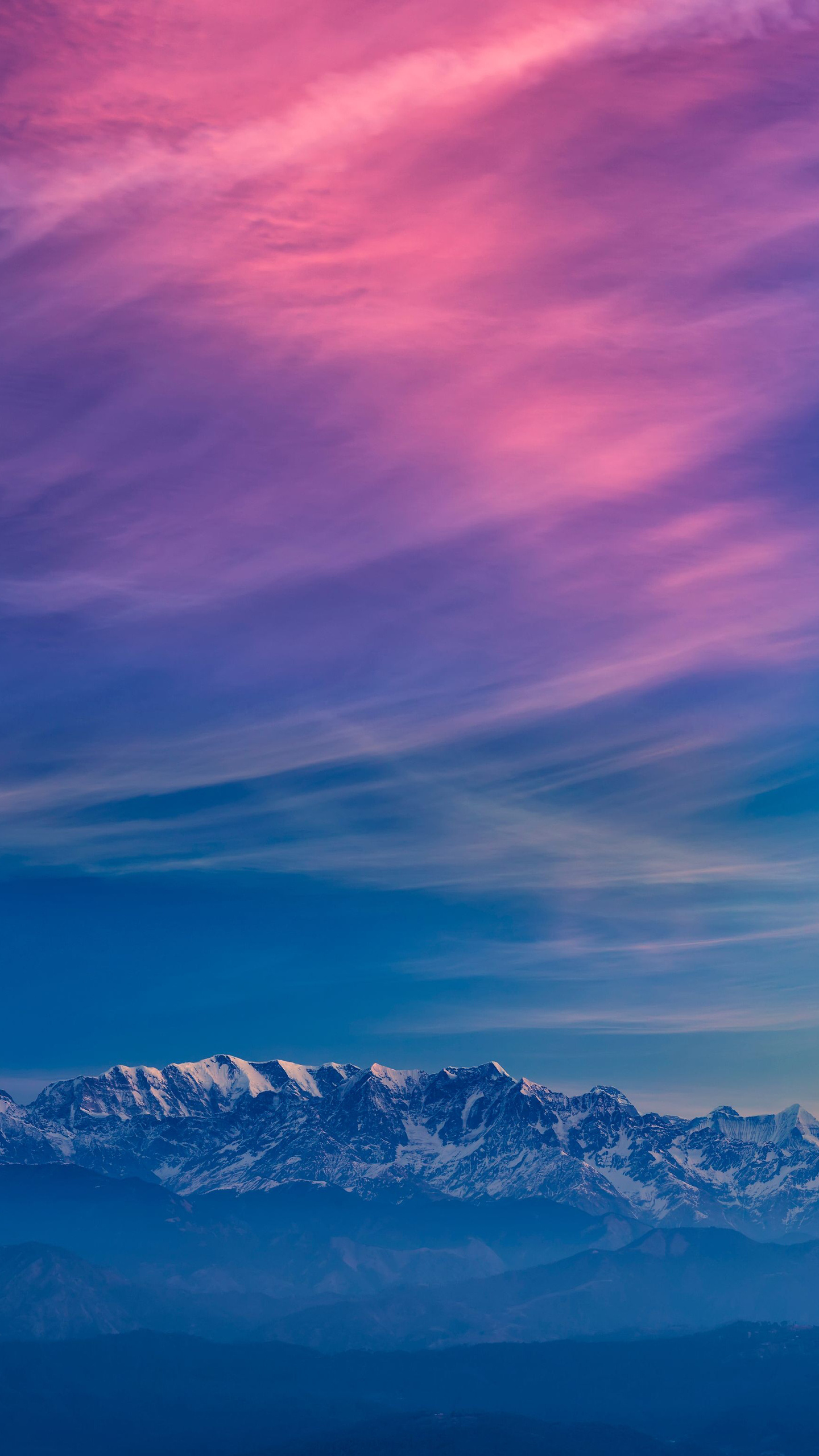 Whispers of Dusk: Eine Reise durch schneebedeckte Gipfel und traumhafte Himmel