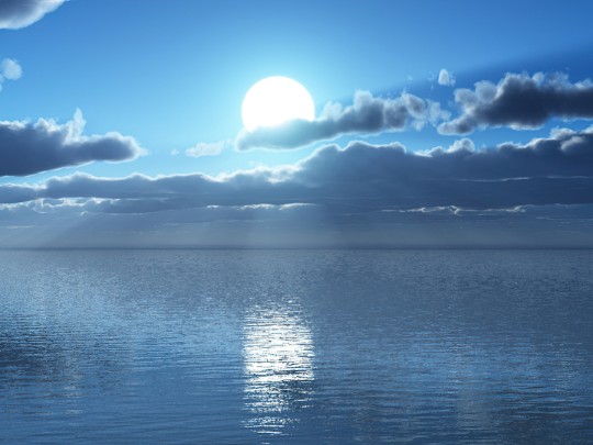 Magia Lunar en el Caribe: Un Espectáculo de Luz y Color al Reflejo de la Luna en el Mar