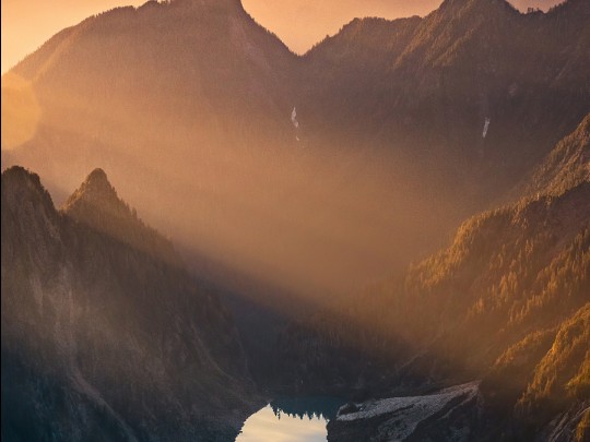 Golden Hour Serenity: A Sunrise Over Mountains and a Mountain Lake (Ngày hoàng hôn trên núi và hồ núi)