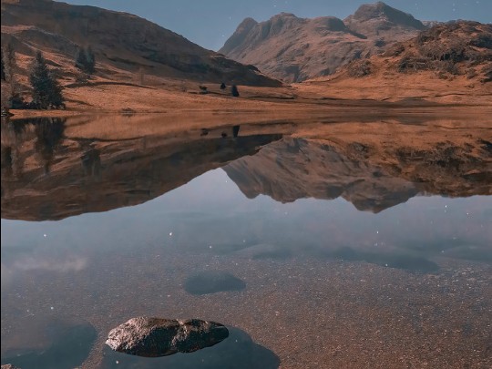 Incanto Alpino: Quando il Lago Riflette le Montagne in un'Armonia Perfetta