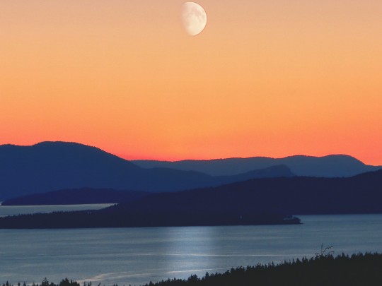 Spectacular Moonrise Over Aussie Lakes & Mountains: A Night to Remember
