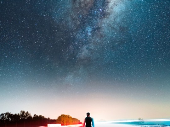 Encuentra la Paz Interior Bajo un Mar de Estrellas: Una Reflexión sobre la Soledad y la Conexión