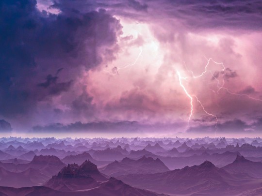 Testimonio de la furia de la naturaleza: montañas rojas bajo rayos y nubes